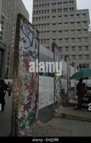 Grauen Himmel Porträt, Wolkenkratzer, Segmente Berliner Mauer steigt Pflaster von DDR Visa Kiosk, Eberstrasse, Potsdamer Platz, Berlin Stockfoto