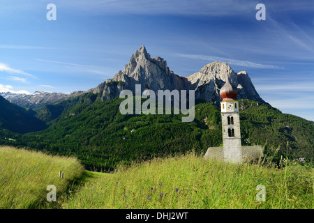 St. Valentin Kirche vor St. Valentin, Seis, Schlern, Dolomiten, UNESCO Weltnaturerbe Dolomiten, Südtirol, Italien Stockfoto