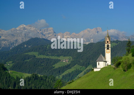 St. Barbara Church vor Puez und Geisler, Val Badia, Dolomiten, UNESCO Weltnaturerbe Dolomiten, südlich-T Stockfoto