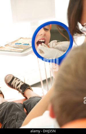 Zahnmedizinische Patienten Zähne Zahnseide Stockfoto