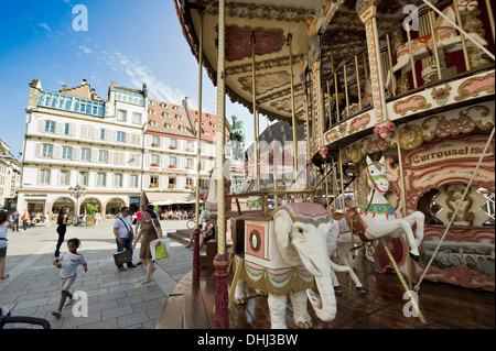 Karussell auf dem Rathausplatz, Straßburg, Elsass, Frankreich Stockfoto