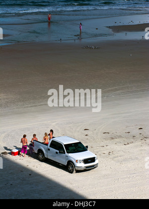 Junge Menschen & LKW auf Daytona Beach Florida Stockfoto