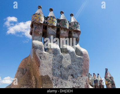 Schornsteine bei Casa Batllo, berühmten Gaudi Gebäude, Barcelona, Spanien Stockfoto