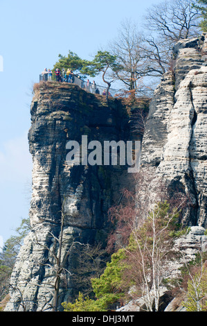 Menschen auf der Bastei rock, Elbsandstein Gebirge, Sächsische Schweiz, Sachsen, Deutschland, Europa Stockfoto