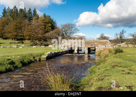 Eine alte Steinbrücke über Walla Bach in der Nähe von Bellever auf Dartmoor National Park in Devon Stockfoto