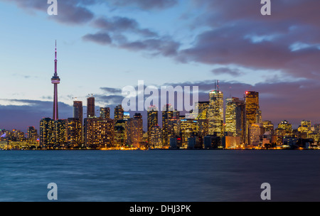 Toronto Skyline über den Lake Ontario, Kanada bei Nacht Stockfoto