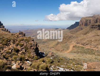 Afrika Landschaft - Sani Pass Lesotho, South Africa.Two afrikanischen jungen sitzen über das Tal und kurvenreiche Straße Stockfoto