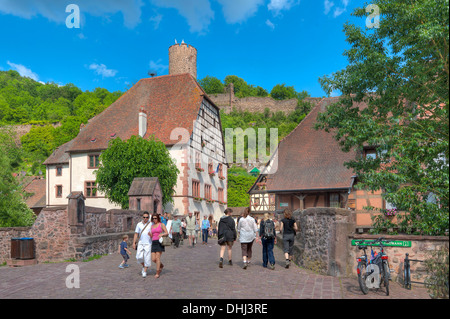 Brücke mit Fachwerkhäusern, Kaysersberg, Elsass, Frankreich, Europa Stockfoto