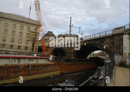 Blauer Himmel weiße Wolken sehen, James Simon Park, Bode-Museum, rostigen Kahn Zug Unterquerung der Eisenbahnbrücke Fluss Spree, Berlin Stockfoto