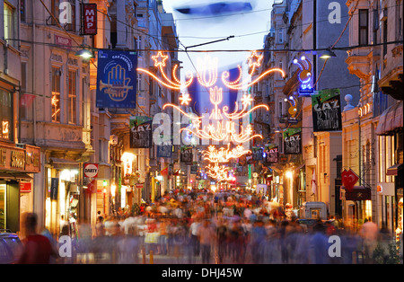 ISTANBUL, TÜRKEI. Ein Abend Blick entlang der Einkaufsstraße Istiklal Caddesi im Stadtteil Beyoglu der Stadt. Stockfoto