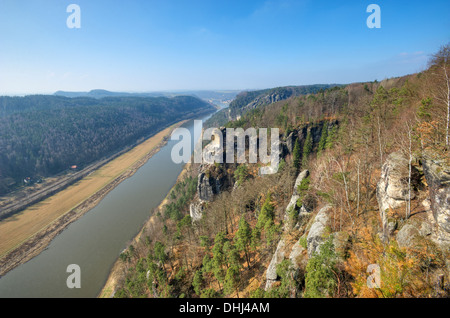 Elbe River gesehen aus dem Bastei-Felsen, Elbsandstein Gebirge, Sächsische Schweiz, Sachsen, Deutschland, Europa Stockfoto