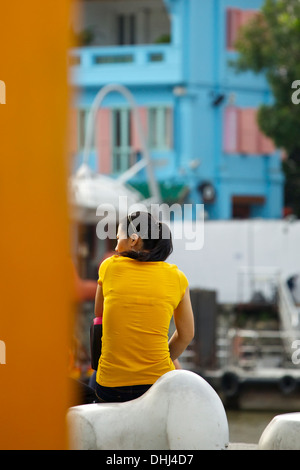 Mädchen sitzen am Clarke Quay, Singapur. Stockfoto