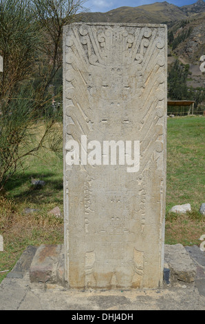 Eine geschnitzte Stein Obelisk an der archäologischen Stätte von Chavin de Huantar, Ancash Peru Stockfoto