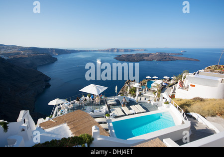 SANTORINI (THIRA), KYKLADEN, GRIECHENLAND. Ein Blick aus dem Dorf Imerovighli. 2013. Stockfoto