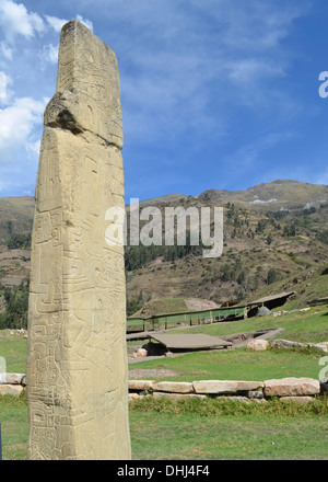 Eine geschnitzte Stein Obelisk an der archäologischen Stätte von Chavin de Huantar, Ancash Peru Stockfoto