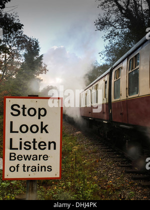 Sicherheitsschild an einem alten Bahnübergang auf der Dart Valley Line. Staverton. Devon, Großbritannien Stockfoto