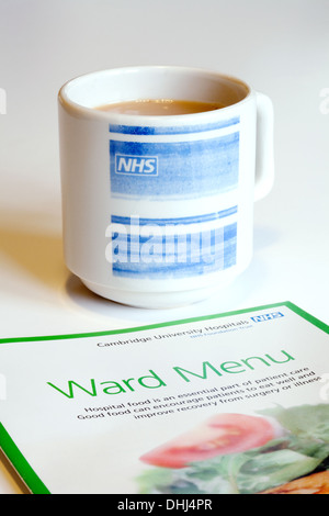 NHS Krankenhaus Ward Menü und Tasse Tee - NHS-Krankenhaus Essen, UK zu veranschaulichen Stockfoto