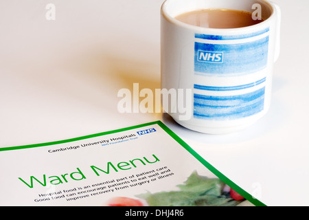 NHS Krankenhaus Ward Menü und Tasse Tee - NHS-Krankenhaus Essen, UK zu veranschaulichen Stockfoto