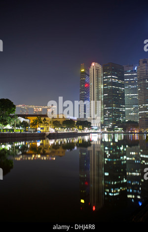 Das Marina Bay Sands und Singapur Stadtzentrum vor Sonnenaufgang mit Blick auf den Singapore River am Boat Quay. Stockfoto