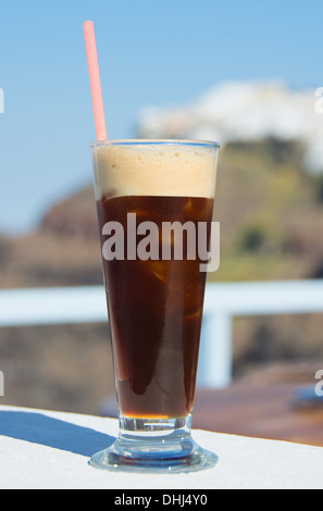 Ein Glas des kalten, schaumige "Espresso Fredo" schwarze Eiskaffee. Stockfoto