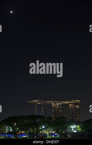 Der Mond über die Marina Bay Sands, Singapur. Stockfoto