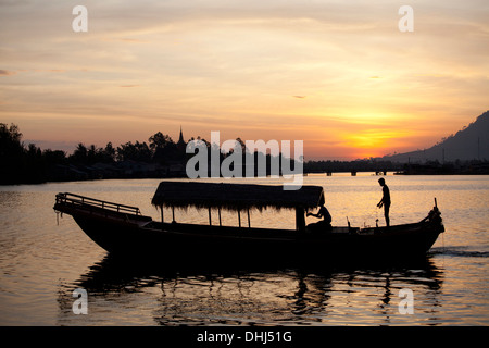 Fischerboot bei Sonnenuntergang in Kampot am Fluss Prek Thom, Kampot Provinz, Kambodscha, Asien Stockfoto