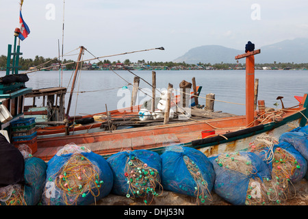 Angelboote/Fischerboote in Kampot am Fluss Prek Thom, Kampot Provinz, Kambodscha, Asien Stockfoto