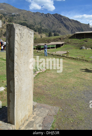 Eine geschnitzte Stein Obelisk an der archäologischen Stätte von Chavin de Huantar, Ancash Peru Stockfoto