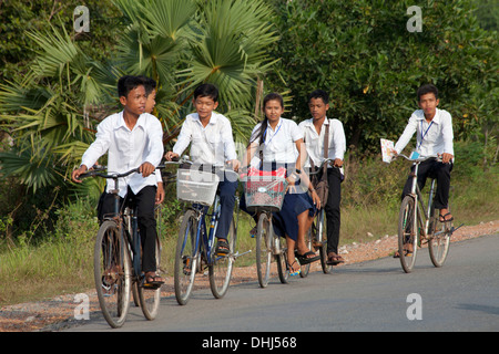 Junge Schülerinnen und Schüler auf Fahrrädern in Kampot Provinz, Kambodscha, Asien Stockfoto