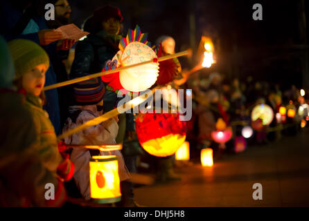 Berlin, Deutschland. 11. November 2013. Während eine St.-Martins Tag-Prozession am Winterfeld Platz in Berlin, Deutschland, 11. November 2013 halten Kinder Laternen. St.-Martins Tag feiert St. Martin von Tours. Foto: OLE SPATA/Dpa/Alamy Live News Stockfoto