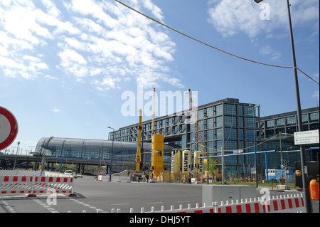 Blauer Himmelsblick auf Central Railway Station, Baustellen und Baustelle, Invalidenstraße am Friedrich Liste Ufer, Berlin Stockfoto