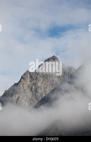 Der Berg Hurrungen, 1276 m, im Vengdalen-Tal, Rauma Kommune, Møre Og Romsdal, Norwegen. Stockfoto