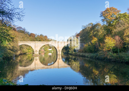 Anbiegen achtzehnten Jahrhundert Stein Bogenbrücke über den Fluss Wear in Durham City, Nord-Ost-England, UK Stockfoto