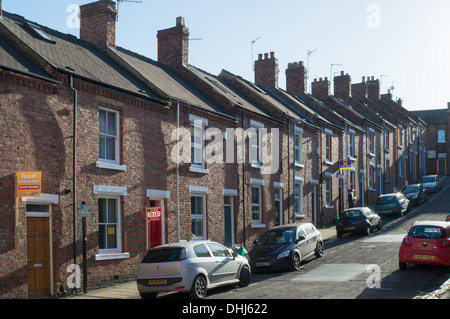 Steil abfallende Reihe Reihenhäuser Durham City, Co Durham, England, Großbritannien Stockfoto