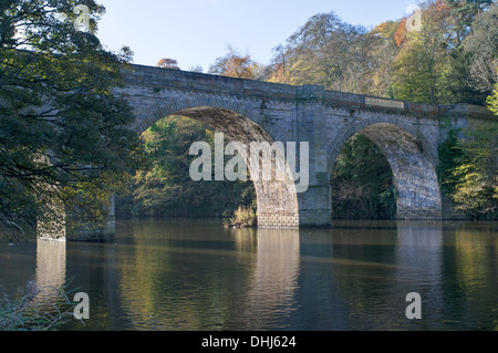 Anbiegen achtzehnten Jahrhundert Stein Bogenbrücke über den Fluss Wear in Durham City, Nord-Ost-England, UK Stockfoto