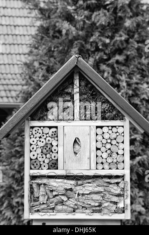 Insektenhotel schwarz / weiß Stockfoto