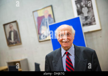 Frankfurt Main, Deutschland. 11. November 2013. Cousin und letzte Überlebende direkte Verwandte von Anne Frank, Buddy Elias, ist Bilder in der deutschen National Gallery vor einer Lesung aus die erste Gesamtausgabe von Anne Frank in Frankfurt Main, Deutschland, 11. November 2013. Die erste vollständige Ausgabe wurde vom Verlag S. Fischer Verlag veröffentlicht und besteht aus Franks weiterklettern, Briefe, Erzählungen und Essays. Foto: FRANK RUMPENHORST/Dpa/Alamy Live News Stockfoto