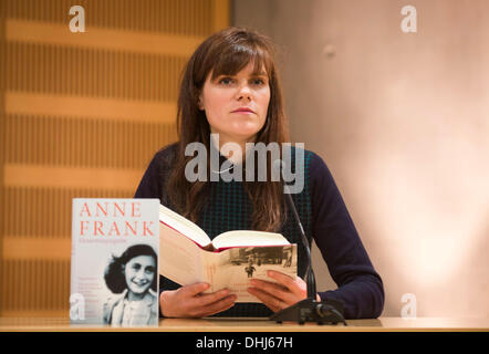 Frankfurt Main, Deutschland. 11. November 2013. Schauspielerin Fritzi Haberlandt liest aus die erste Gesamtausgabe von Anne Frank in der deutschen National Gallery in Frankfurt Main, Deutschland, 11. November 2013. Die erste vollständige Ausgabe wurde vom Verlag S. Fischer Verlag veröffentlicht und besteht aus Franks weiterklettern, Briefe, Erzählungen und Essays. Foto: FRANK RUMPENHORST/Dpa/Alamy Live News Stockfoto