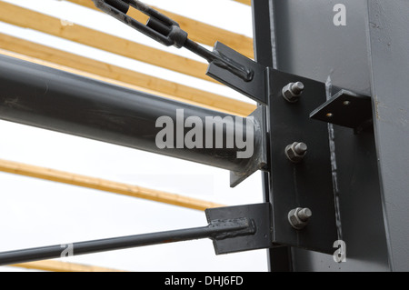 Sicherheit durch angespannt im Metallbau Stockfoto