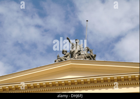 Blauer Himmel anzeigen drei skulpturale Statuen steigt Portikus Dach Berlin Social Court, (Sozialgericht), Invalidenstraße, Berlin Stockfoto