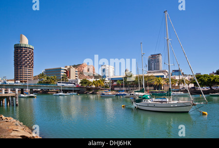 Australien, Queensland, Townsville, Blick auf Ross Creek und Townsville CBD mit Schloss Hil Stockfoto