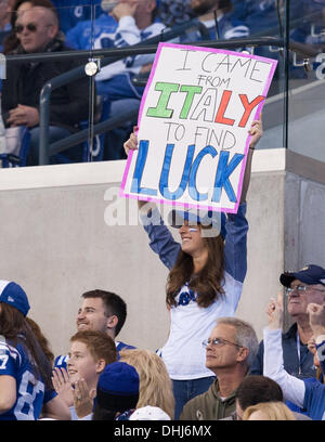 Indianapolis, IN, USA. 10. November 2013. 10. November 2013: Ein Fan hält ihr Zeichen zur Unterstützung der Quarterback Andrew Luck während der NFL-Spiel zwischen den St. Louis Rams und die Indianapolis Colts im Lucas Oil Stadium in Indianapolis, IN. Die St. Louis Rams besiegte die Indianapolis Colts 38-8. © Csm/Alamy Live-Nachrichten Stockfoto