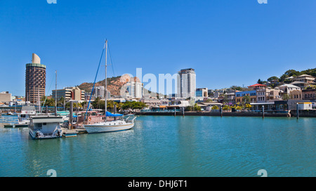 Australien, Queensland, Townsville, Blick auf Ross Creek und Townsville CBD mit Castle Hill Stockfoto