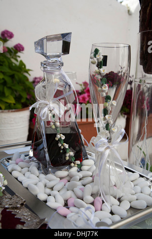 Hochzeit-Glas Wein Karaffe Zeremonie Ehe Kirche Religion religiöse paar neue Holly Priester union Symbol symbolisch Blut zwei Stockfoto