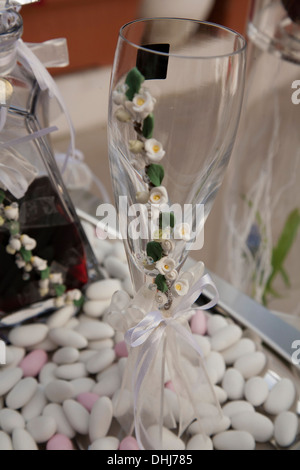 Hochzeit-Glas Wein Karaffe Zeremonie Ehe Kirche Religion religiöse paar neue Holly Priester union Symbol symbolisch Blut zwei Stockfoto