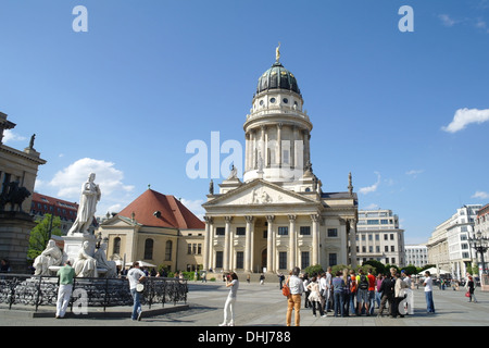 Blau Blick in den Himmel, um französischen Dom Touristen hören, führen vor der Friedrich-Schiller-Denkmal, Gendarmenmarkt, Berlin Stockfoto