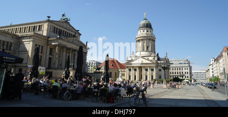 Blauer Himmelsblick auf französischen Dom und Konzerthaus, Personen Speisen im Schatten, Gendarmenmarkt am Markgrafenstrasse, Berlin Stockfoto