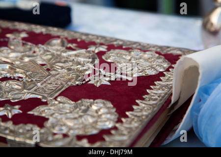 Silber Taufe Kreuz Psalm Buch orthodoxen christlichen rote Holly Lat Kette Zeremonie Religion religiöse Gewohnheit Tradition Tradition Stockfoto