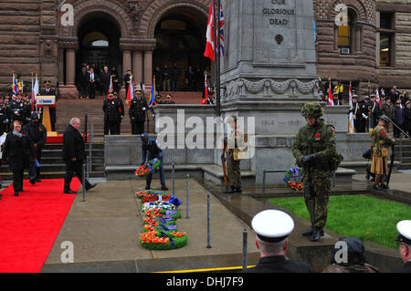 Toronto, Kanada. 11. November 2013. umgeben von hohen Würdenträgern, inmitten von Torontonians aller Couleur, liefert Bürgermeister Rob Ford eine Festrede auf den Stufen der Torontos Old City Hall, während Remembrance Day Feierlichkeiten in Toronto, Ontario, Kanada. Bildnachweis: Gregory Holmgren/Alamy Live-Nachrichten Stockfoto