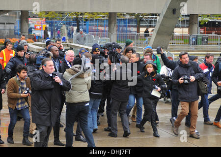 Toronto, Kanada. 11. November 2013. gerade besuchte Volkstrauertag Zeremonien und lieferte eine Gedenk-Adresse im Kenotaph des alten Rathaus, in Toronto, Ontario, Kanada, Bürgermeister Rob Ford ist durch Scharen von Reportern belagert. Bildnachweis: Gregory Holmgren/Alamy Live-Nachrichten Stockfoto